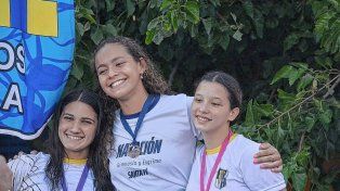 Milagros Amione de Gimnasia y Esgrima, en el centro de la imágen, cumplió una destacada actuación en el Torneo de Verano que organizó Paracao de Paraná.