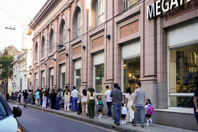 Las clases comenzaron este lunes en Rosario y la fisionomía de la ciudad cambia
