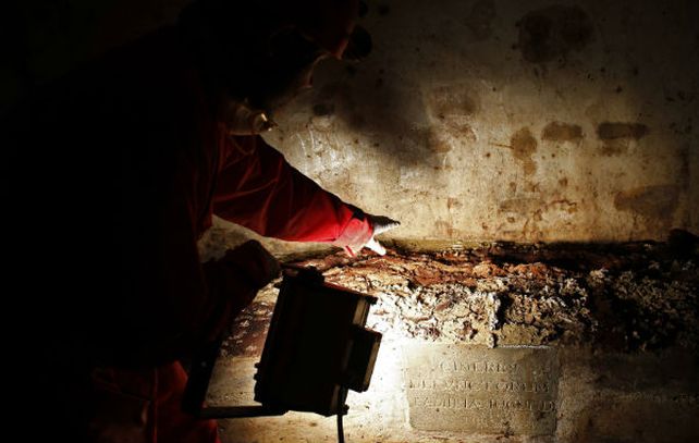 Los técnicos abren el suelo de la basílica de Florencia donde se halla la cripta de la familia Del Giocondo