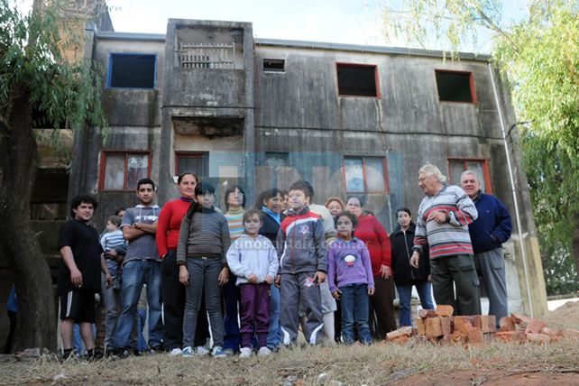 Vecinos del barrio Acería se movilizan a Casa de Gobierno