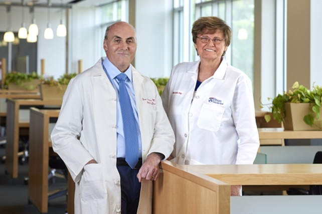 La bioquímica húngara Katalin Karikó y el investigador estadounidense Drew Weissman lograron que el&nbsp; ARNm sintético no produjera una reacción inflamatoria que lo invalidaba.&nbsp;