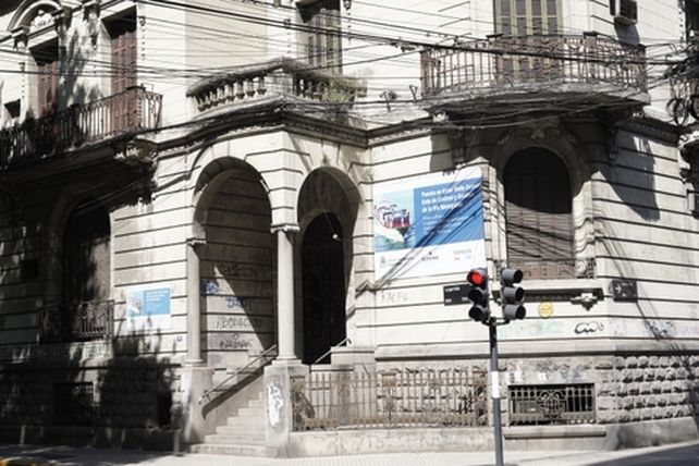 La gran casa está ubicada en Laprida 708