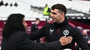 Yo no sé si será un loco o muy cuerdo, pero cada día me enamoro más de él y es el Dibu Martínez, dijo René Higuita.
