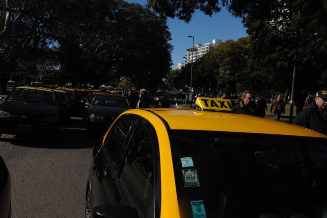 Los dueños de taxi, en pie de guerra contra el servicio de autos con choferes Cabify