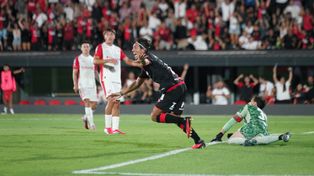 Newells. Michael Hoyos corre con euforia a gritar el gol agónico que le dio el empate al rojinegro ante Independiente en el Coloso.