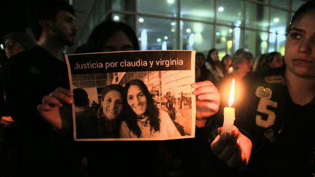 Claudia Deldebbio y su hija Virginia Ferreyra se transformaron este año en una imagen de personas que fueron asesinadas por error.