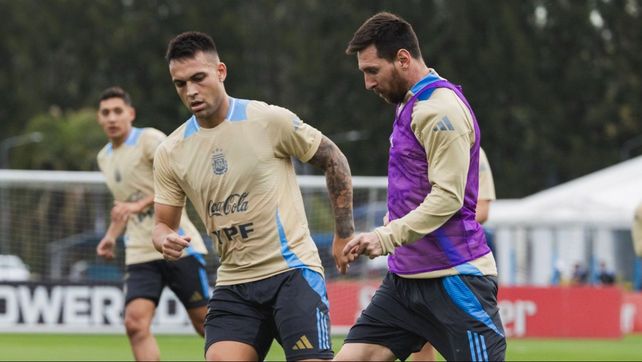 Lautaro Martínez y Lionel Messi durante el entrenamiento en Ezeiza de cara al choque de este martes.