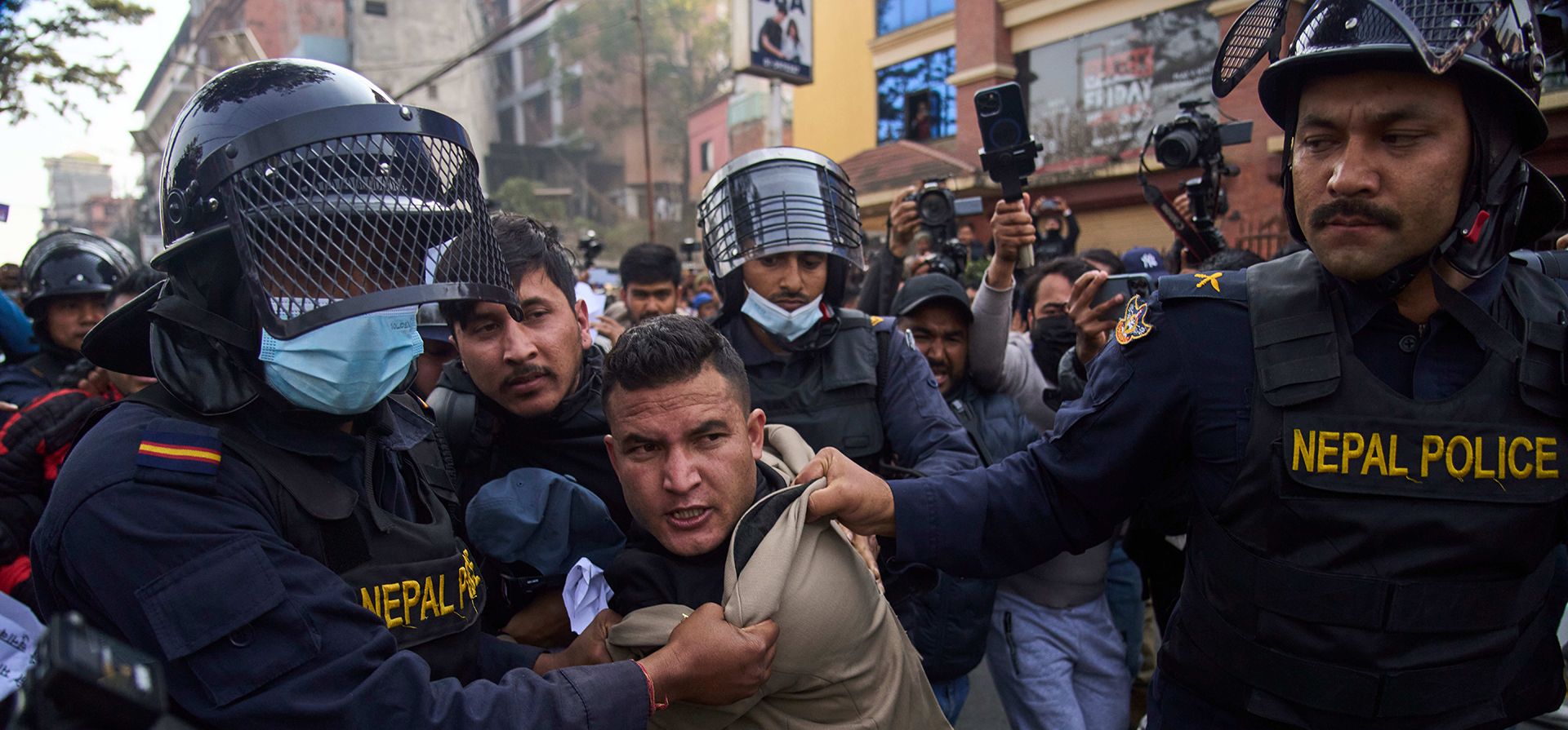 La policía nepalí detiene a un manifestante durante una manifestación antigubernamental en Katmandú, Nepal, el lunes 22 de diciembre de 2025. (Foto AP/Niranjan Shrestha) La policía nepalí detiene a un manifestante durante una manifestación antigubernamental en Katmandú, Nepal, el lunes 22 de diciembre de 2025. (Foto AP/Niranjan Shrestha)