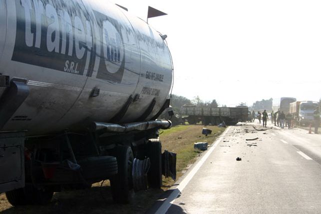 Un muerto en un choque frontal entre dos camiones en Avellaneda