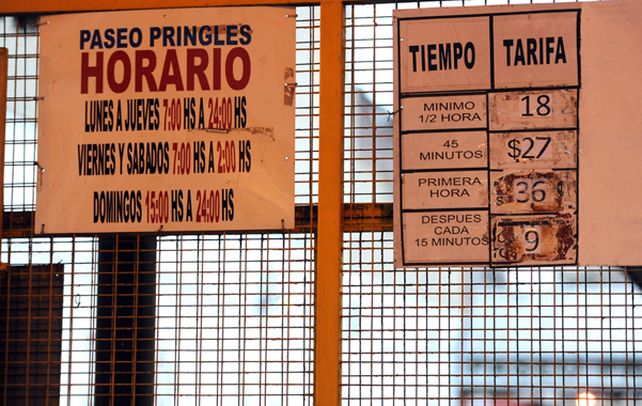 Muy caro. Por la primera hora de estacionamiento una cochera céntrica cobra 36 pesos. Desde 2010 a la fecha los aumentos son imparables. (foto: Angel Amaya)