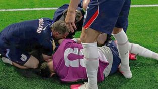 El mediocampista inglés Jordan henderson, “ debió ser retirado en camilla tras una fuerte caída al intentar superar los carteles publicitarios del Estadio Azteca