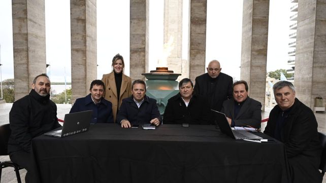 Los integrantes de la mesa que define el precio de pizarra estuvieron en el Monumento.