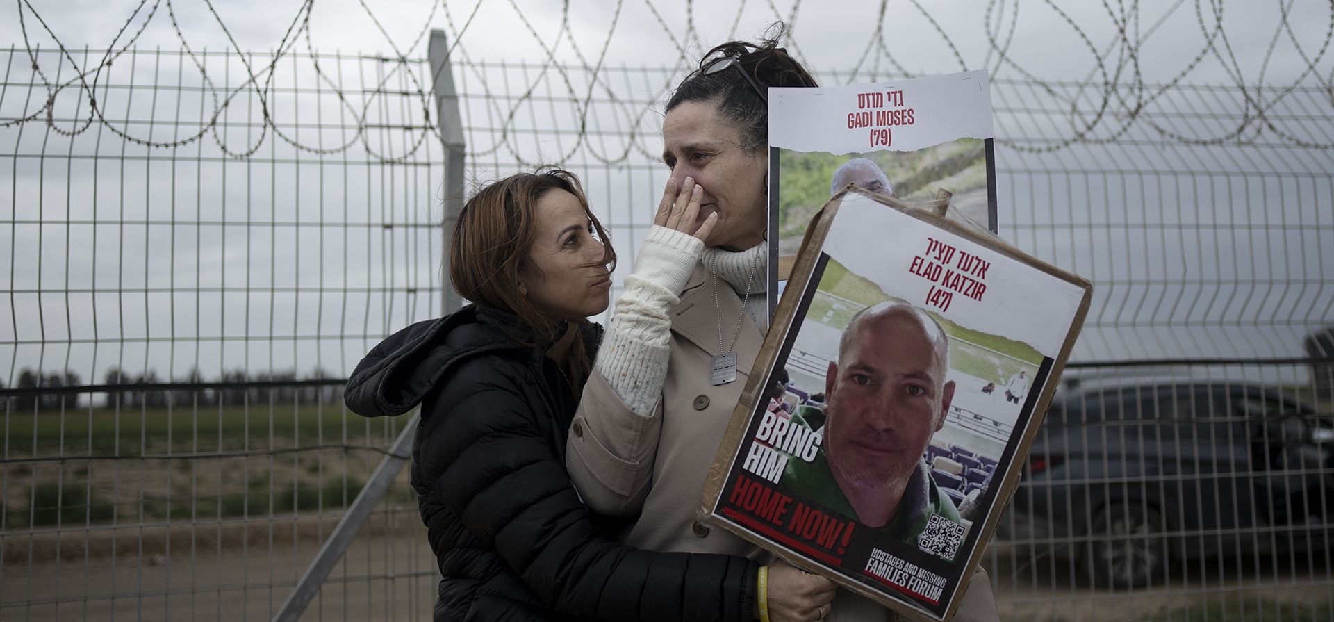 Maya Palty, izquierda, consuela a Efrat Machikawa, ambos tienen familiares cautivos de Hamás en la Franja de Gaza desde su captura del Kibbutz Nir Oz el 7 de octubre, mientras las familias de los rehenes llaman a sus seres queridos por altavoces con la esperanza de que los rehenes escuche, en la frontera de Gaza en el Kibbutz Nirim, sur de Israel, el jueves 11 de enero de 2024. (Foto AP/Maya Alleruzzo) Maya Palty, izquierda, consuela a Efrat Machikawa, ambos tienen familiares cautivos de Hamás en la Franja de Gaza desde su captura del Kibbutz Nir Oz el 7 de octubre, mientras las familias de los rehenes llaman a sus seres queridos por altavoces con la esperanza de que los rehenes escuche, en la frontera de Gaza en el Kibbutz Nirim, sur de Israel, el jueves 11 de enero de 2024. (Foto AP/Maya Alleruzzo)