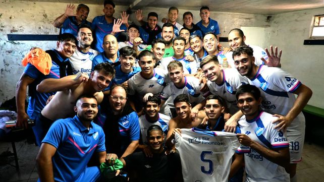 Felicidad salaíta. El plantel de Argentino celebra la espectacular goleada ante Leandro N. Alem por 5 a 0 en General Rodríguez.&nbsp;
