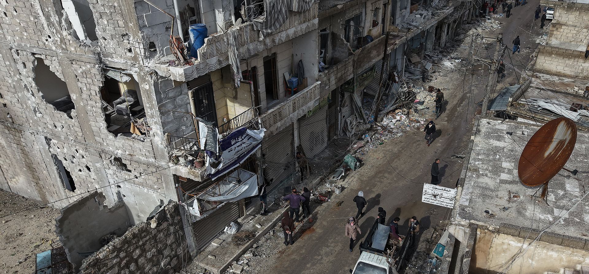 Residentes revisan los edificios dañados mientras comienzan a regresar al barrio de Sheikh Maqsoud tras días de combates entre fuerzas gubernamentales y combatientes kurdos en la ciudad norteña de Alepo, Siria, el martes 13 de enero de 2026. (Foto AP/Omar Albam) Residentes revisan los edificios dañados mientras comienzan a regresar al barrio de Sheikh Maqsoud tras días de combates entre fuerzas gubernamentales y combatientes kurdos en la ciudad norteña de Alepo, Siria, el martes 13 de enero de 2026. (Foto AP/Omar Albam)