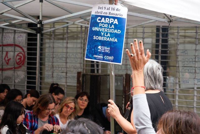 Conflicto universitario: los docentes de las facultades públicas sacan sus aulas a la calle
