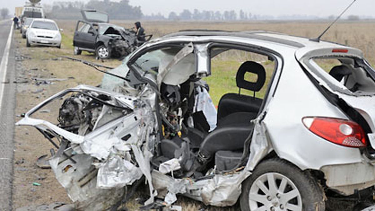 Otra vez la tragedia: tres autos y tres camiones en un choque mortal