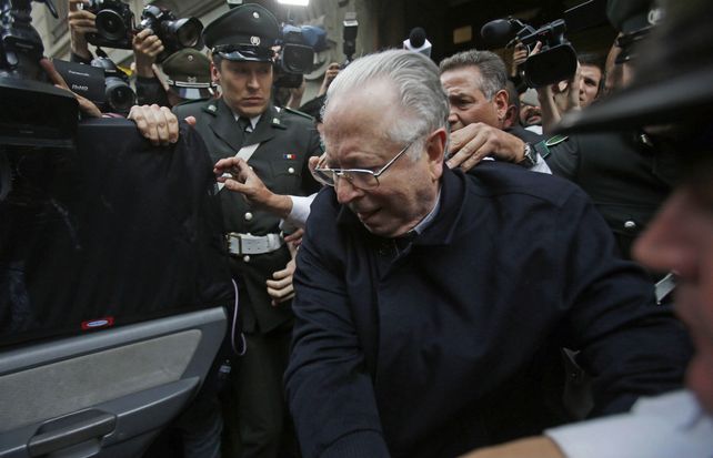 Karadima al salir de una audiencia judicial en 2015. Desde ayer no es más sacerdote.