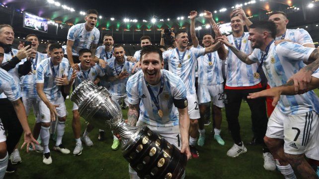 El argentino Lionel Messi celebra con el trofeo tras vencer 1-0 a Brasil en la final de la Copa América en el estadio Maracaná de Río de Janeiro, Brasil, el sábado 10 de julio de 2021. AP Photo / Bruna Prado