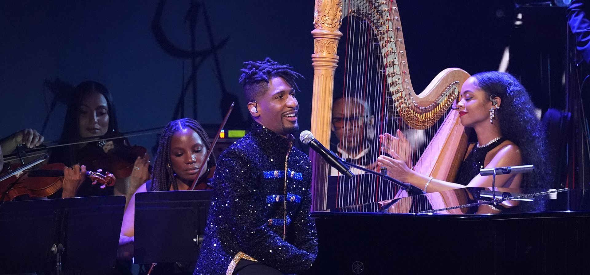Jon Batiste rinde homenaje durante la 68.ª edición de los Premios Grammy el domingo 1 de febrero de 2026 en Los Ángeles. (Foto AP/Chris Pizzello)