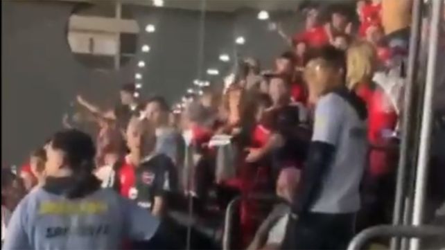 Hinchas leprosos reaccionaron ante la burla de los brasileños. (Imagen de video)