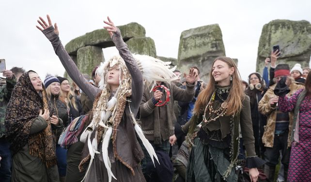 Miles de personas celebraron el amanecer del solsticio de invierno en Stonehenge