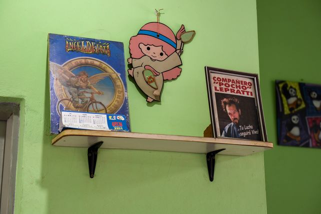 En las repisas de la Escuela Serrano la figura de Pocho Lepratti sigue presente desde hace 20 años.