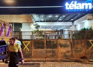 Télam: el gobierno cerró la agencia oficial durante la madrugada y valló el lugar