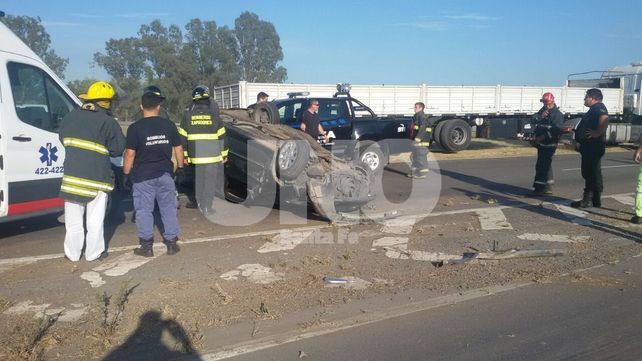 Choque y vuelco en la autopista Santa Fe-Rosario, con un muerto y un herido