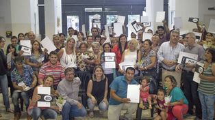 En diez años, 4.370 familias recibieron las escrituras de sus hogares
