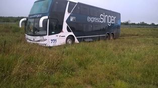 Un colectivo despistó en la autovía Gervasio Artigas y terminó en el cantero central