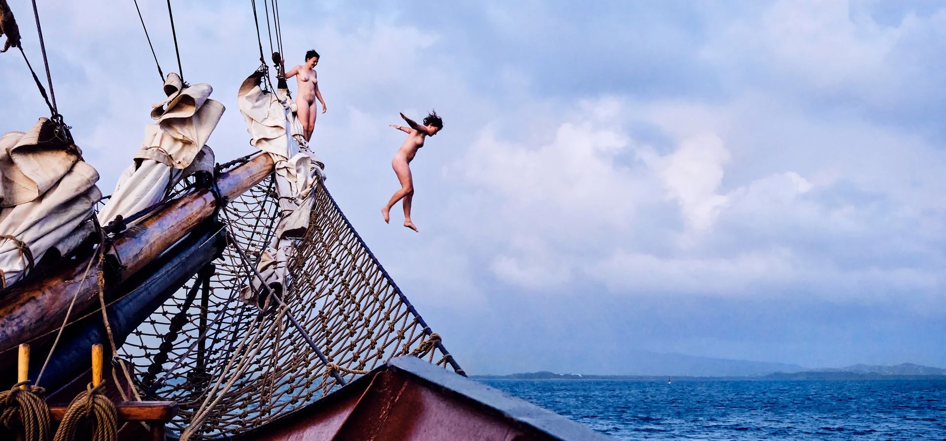 Dos miembros de la tripulación del barco Roald Amundsen dan un salto de celebración desde la botavara del foque, en su destino, Martinica, desde una altura de 7,5 metros. Foto: Verena Brüning / Daylight Photo Awards 2024 Dos miembros de la tripulación del barco Roald Amundsen dan un salto de celebración desde la botavara del foque, en su destino, Martinica, desde una altura de 7,5 metros. Foto: Verena Brüning / Daylight Photo Awards 2024