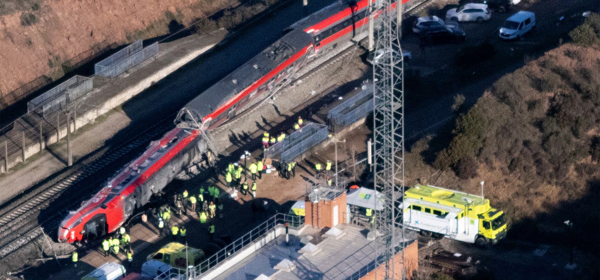 Vista aérea este lunes de los trenes accidentados cerca de Adamuz (Córdoba), este lunes. EFE Vista aérea este lunes de los trenes accidentados cerca de Adamuz (Córdoba), este lunes. EFE