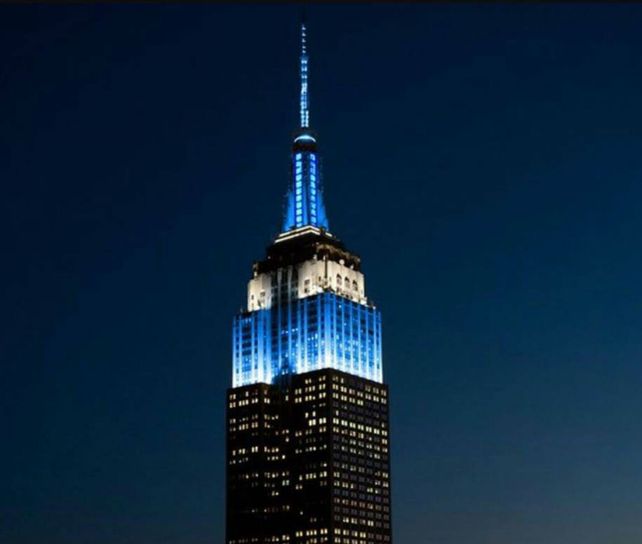 El Empire State se iluminó ayer de con los colores celeste y blanco de la bandera argentina
