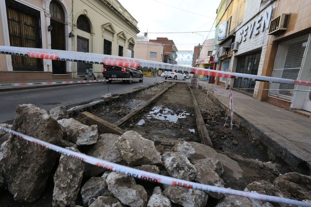 Los obreros trabajaron en calle Italia hoy por la mañana. Foto UNO Diego Arias.&nbsp;