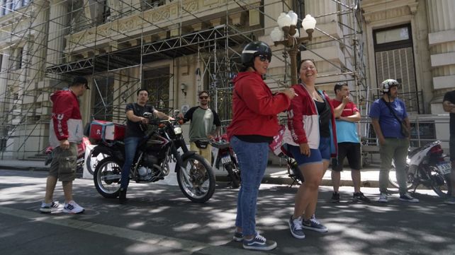 Cadetes de la aplicación Pedidos Ya se concentraron frente a la sede de la Gobernación para exigir seguridad en las calles.