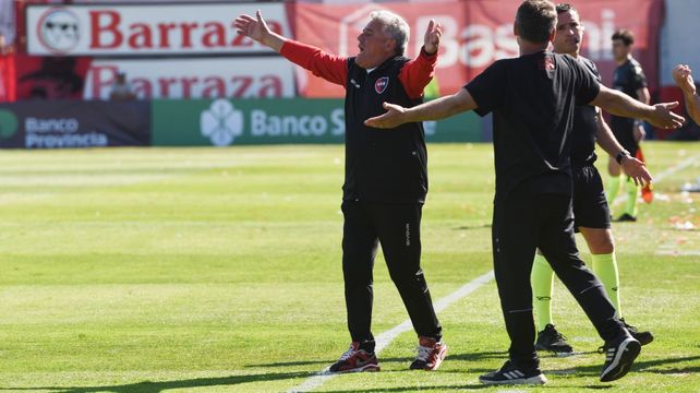 Adrián Coria protesta en su último partido dirigiendo a la primera de Newells. Fue ante Barracas