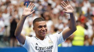 Firma y ovación. Kylian Mbappé fue presentado ante más de 80 mil hinchas del Real Madrid.