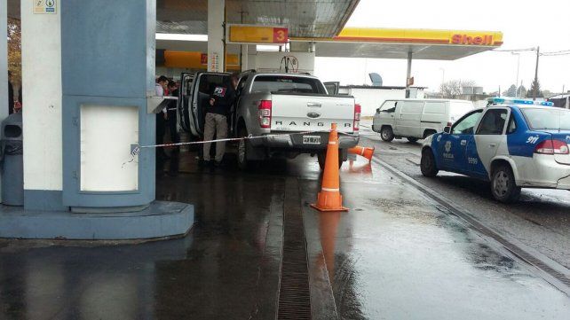 La camioneta que conducía el abogado. La policía trabaja en el lugar.  La camioneta que conducía el abogado. La policía trabaja en el lugar.  Foto: Twitter @Leodelga2
