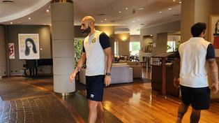 Carlos Quintana camina por el loby del hotel, rumbo al salón donde Russo dio la charla técnica.
