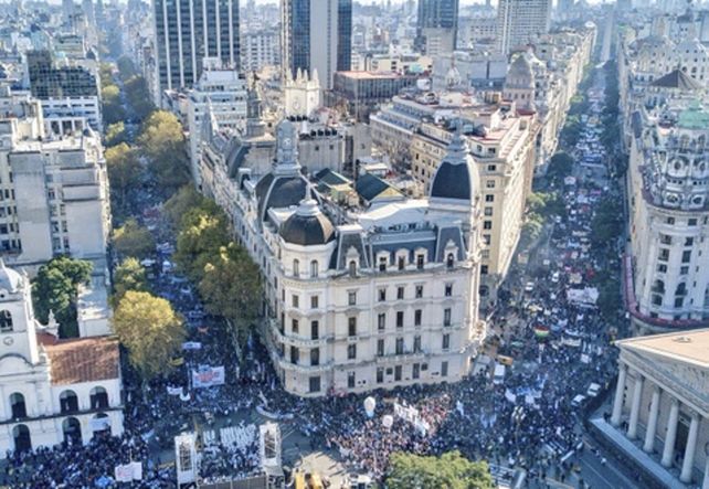 movilización. Las columnas confluyeron en frente del Cabildo.