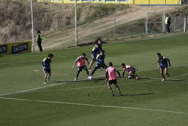 Los futbolistas de Central, en medio del trabajo futbolístico ordenado por Carlos Tevez.
