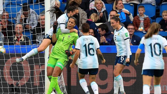 La alegría de las argentinas luego del penal atajado por Correa.&nbsp;