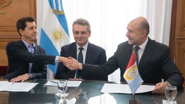 El gobernador Omar Perotti estrecha la mano del ministro del Interior, Eduardo "Wado" De Pedro. En el medio el Jefe de Gabinete, Agustín Rossi.