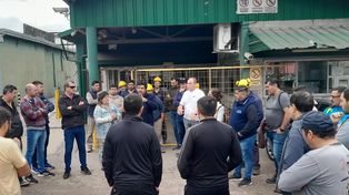 Asamblea. Obreros en el complejo industrial Avellaneda de Vicentin.