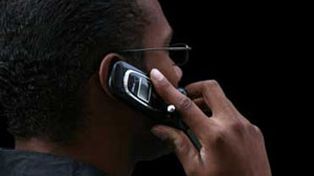 Usar el celular durante más de 25 años triplica el riesgo de sufrir un cáncer cerebral