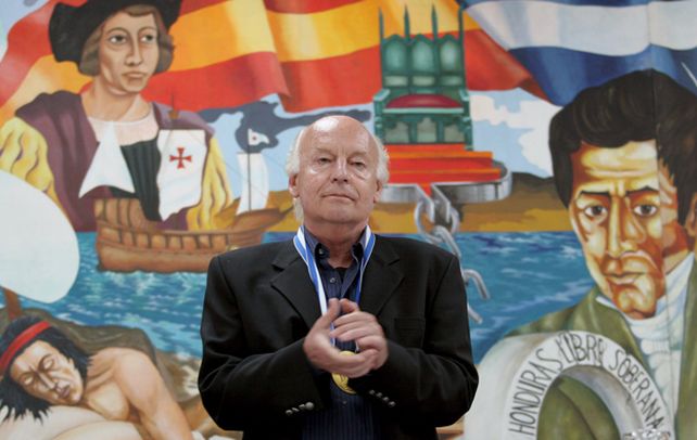 Aplauso. Una postal del reconocido ensayista correspondiente a 2005