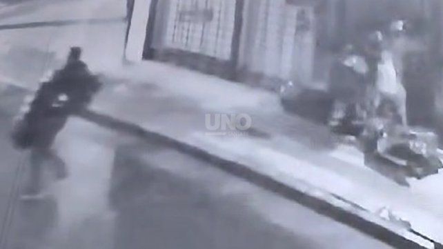 El momento en que el grupo de delincuentes comienza a trasladar lo robado en el minimercado