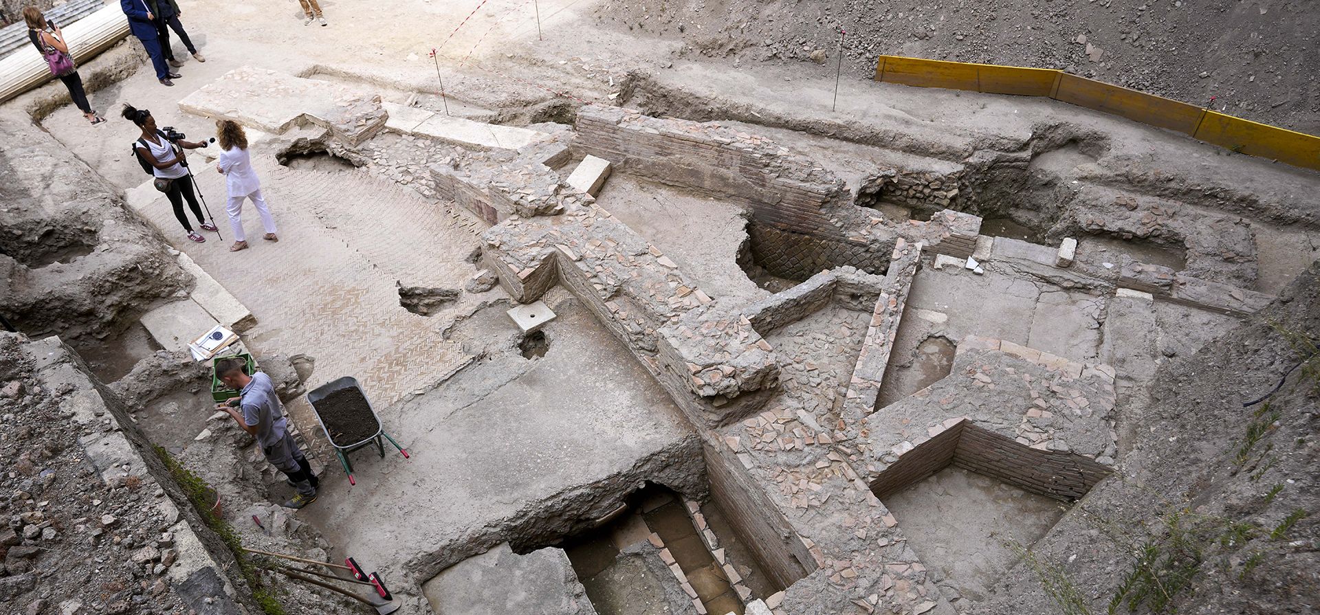 Excavación del teatro del antiguo emperador romano Nerón, siglo I d.C., durante una vista previa para la prensa, en Roma, el miércoles 26 de julio de 2023. Las ruinas del Teatro de Nerón, un teatro imperial al que se hace referencia en los textos romanos antiguos, pero que nunca se encontró , se han descubierto bajo el jardín del futuro Hotel Four Seasons, a pocos pasos del Vaticano. (Foto AP/Andrew Medichini) Excavación del teatro del antiguo emperador romano Nerón, siglo I d.C., durante una vista previa para la prensa, en Roma, el miércoles 26 de julio de 2023. Las ruinas del Teatro de Nerón, un teatro imperial al que se hace referencia en los textos romanos antiguos, pero que nunca se encontró , se han descubierto bajo el jardín del futuro Hotel Four Seasons, a pocos pasos del Vaticano. (Foto AP/Andrew Medichini)
