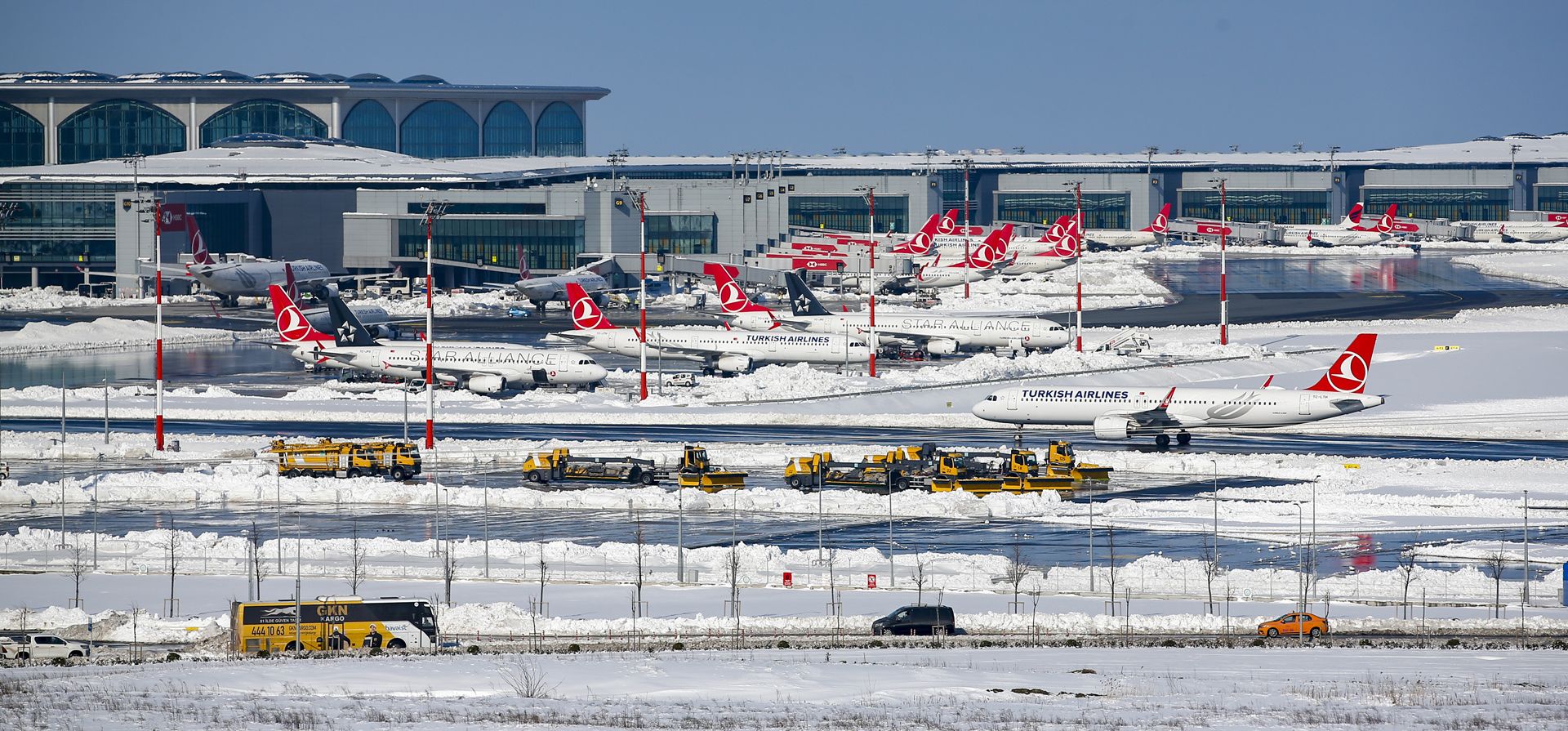 Aviones estacionados en el aeropuerto internacional de Estambul cubierto de nieve, Turquía, el miércoles 26 de enero de 2022. Los equipos de rescate en Estambul y Atenas cavaron a través de la nieve y el hielo el martes para despejar las carreteras paralizadas y rescatar a las personas atrapadas durante la noche en sus automóviles después de las tormentas de nieve y un frente frío masivo.